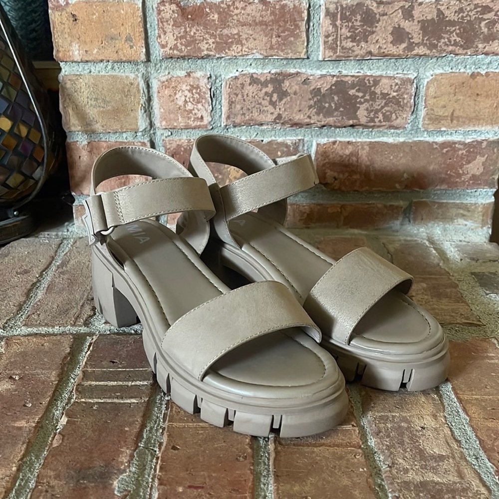 Mia Skyler Sandals in Stone Brusse